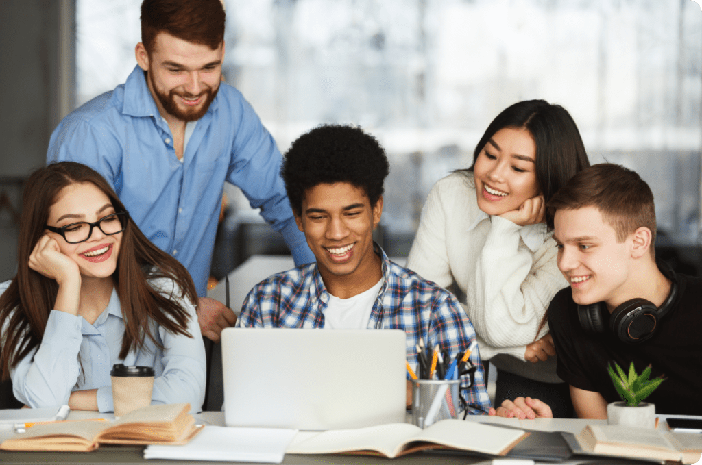 The students are watching. Счастливые студенты. Радостные студенты. Счастливые студенты в столовой. Счастливые студенты фото.