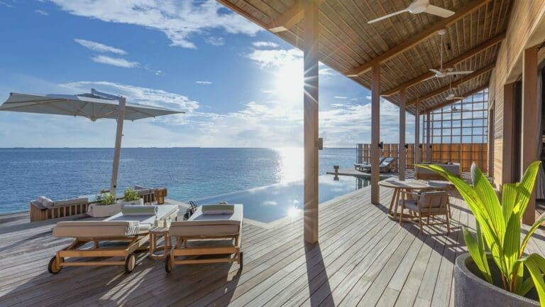 kudadoo-maldives-2-beroom-villa-deck