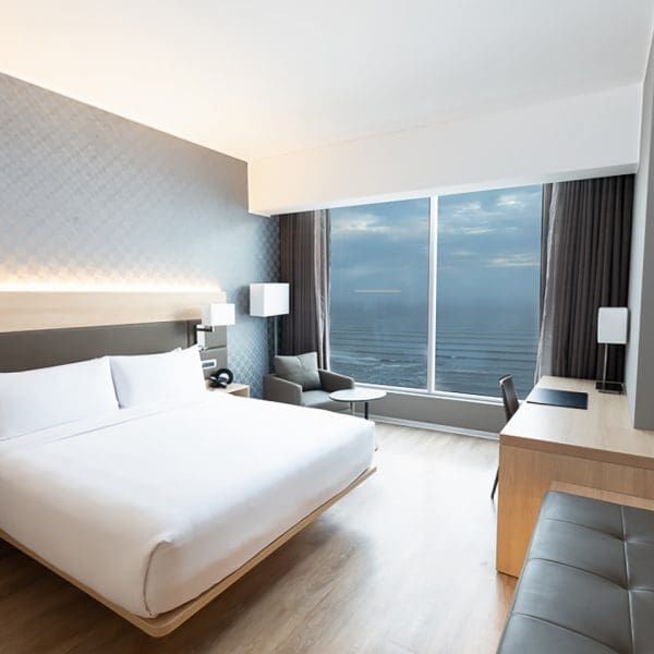 The AC Hotel Lima Miraflores is 18 stories high and has 150 rooms, 11 suites and 2 meeting rooms with a total area of 882 square feet and a capacity of 90 people.
