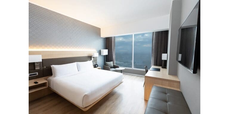 The AC Hotel Lima Miraflores is 18 stories high and has 150 rooms, 11 suites and 2 meeting rooms with a total area of 882 square feet and a capacity of 90 people.