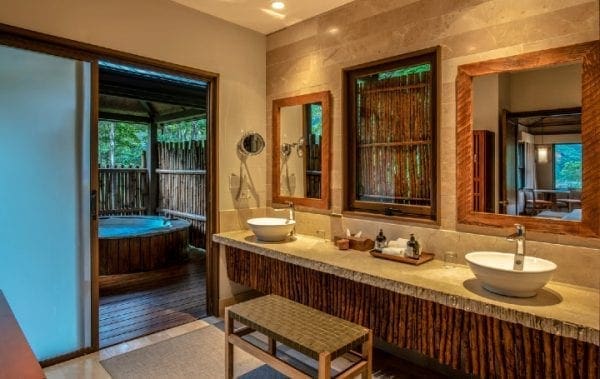 El Silencio Lodge & Spa bathroom